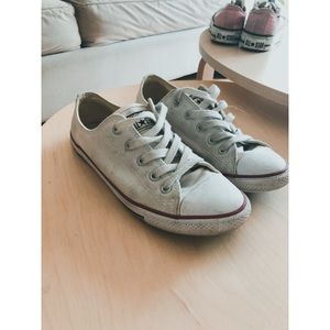 Low profile white converse sneakers - Size 7